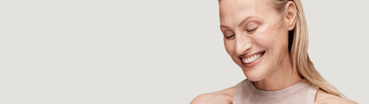 Hoe kun je rimpels verminderen en verwijderen lachende vrouw header image