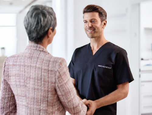 Merz aesthetics esthetisch specialist helpt patient image