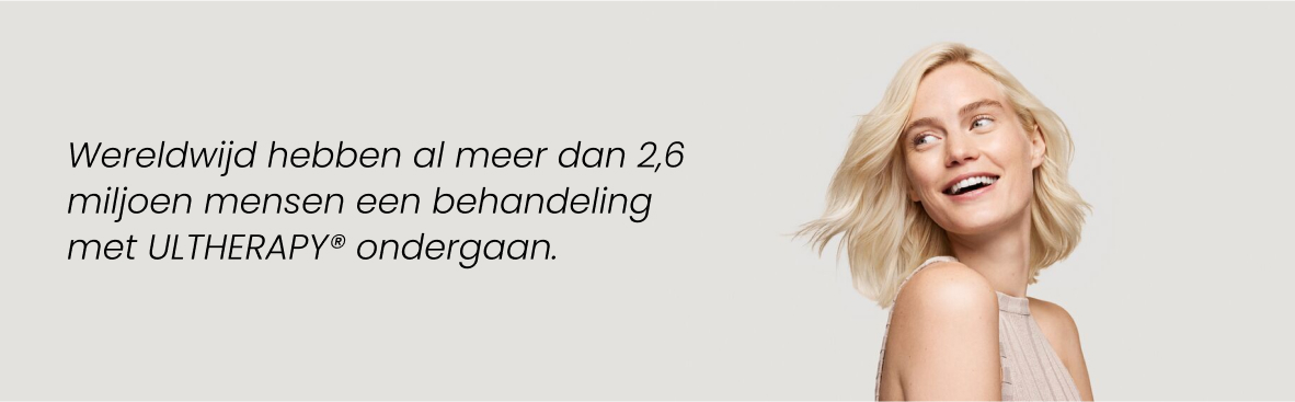 Een jonge vrouw kijkt lachend over haar schouder. Naast haar de tekst: 'Wereldwijd hebben al meer dan 2,6 miljoen mensen een behandeling met ULTHERAPY® ondergaan.'