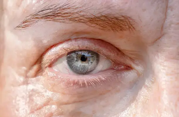 Close-up van het oog van een persoon met rijpe huid en rimpels.