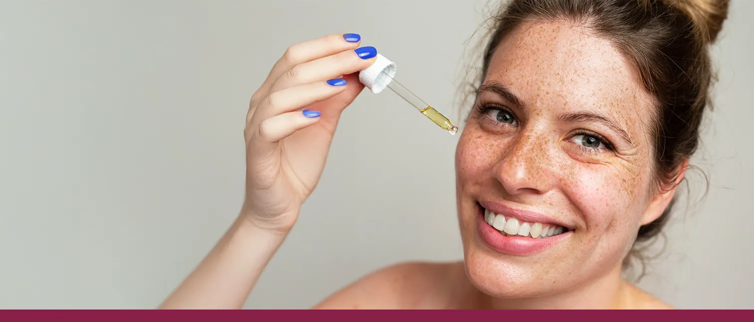 een vrouw brengt retinol aan op haar gezicht
