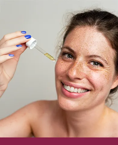 een vrouw brengt retinol aan op haar gezicht