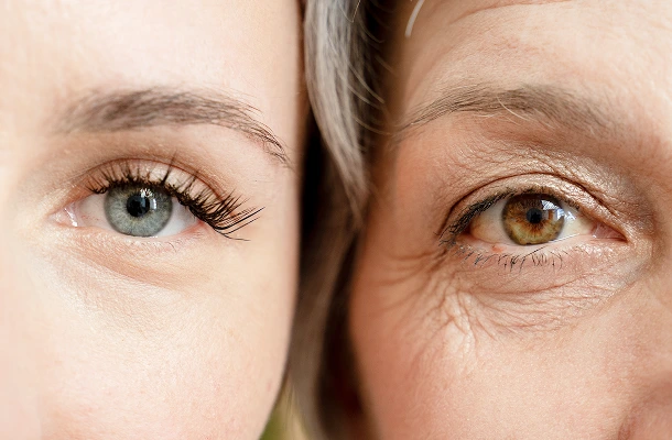 Een close-up van het linkeroog van een jonge vrouw en het rechteroog van een oudere vrouw