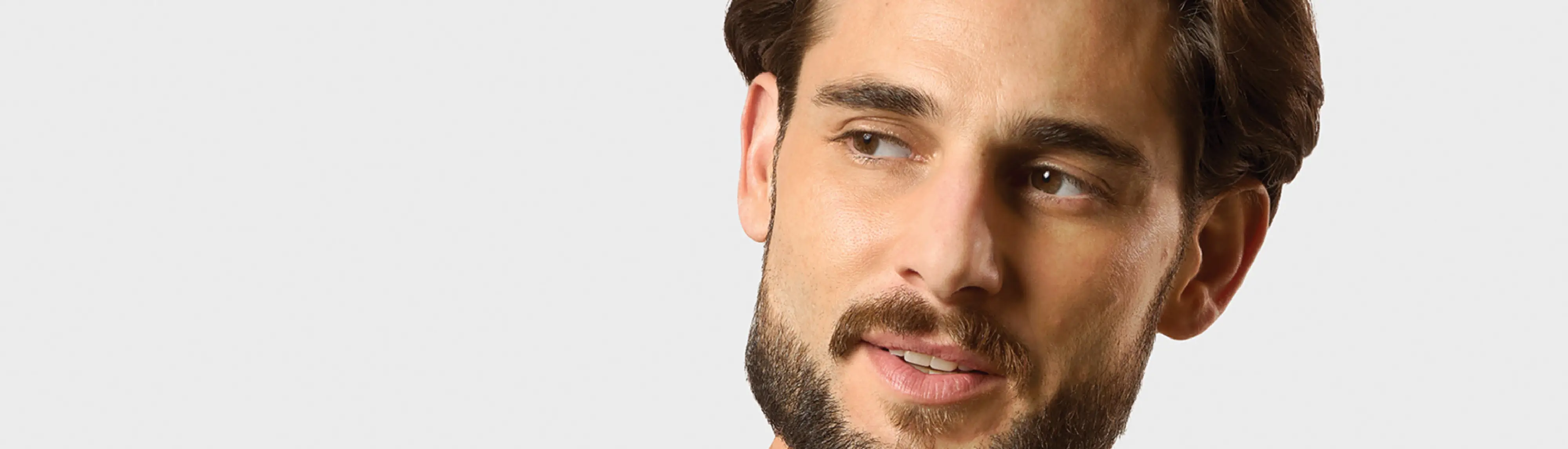 Close up foto van het gezicht van een man van ongeveer 35 jaar met een frisse en uitgeruste uitstraling. In de foto staat de volgende quote "Mijn huid ziet er echt frisser en uitgeruster uit"