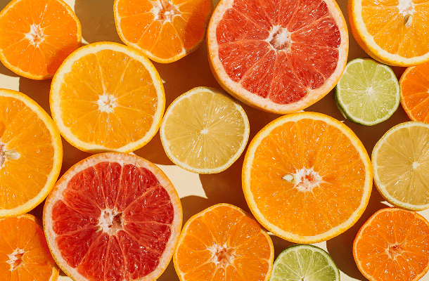 Gesneden sinaasappels, grapefruit, citroen en limoen van bovenaf gefotografeerd