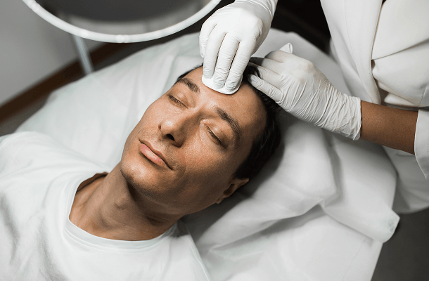 Esthetische behandeling van het gezicht in een klinische omgeving