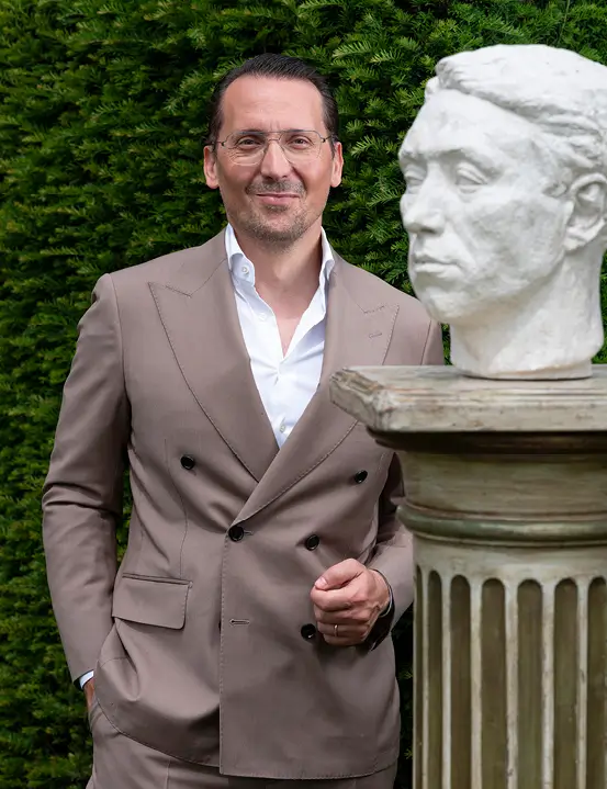 Portret van Dr. Jonathan Kadouch, dermatoloog, te zien in de campagne ‘Building Confidence Is a Fine Art’.