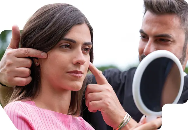 Dr. Sam Jalbout, dermatoloog, bespreekt behandelopties met een toekomstige patiënt tijdens een consult.